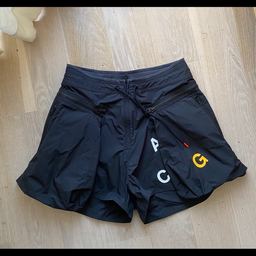 ACG NIKE BLACK CARGO SKIRT SHORTS - NEW! size M